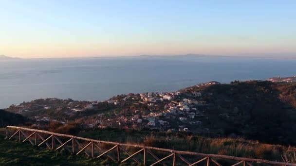 Масса-Любренсе, Кампания, Италия - 15 февраля 2020 года: Обзор залива Феллес и залива Салерно из церкви Сан-Костеньо на закате - Кадры, видео