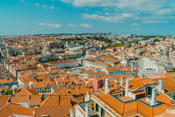 Lisboa, Portugal - 21 de septiembre de 2020 - una vista desde Castelo do Sao Jorge con el horizonte central de Lisboa y Praca da Figueira - Foto, imagen