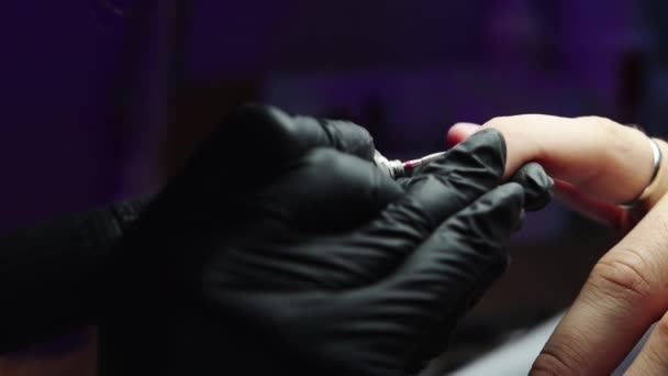 Hardware manicure - meester reinigt de nagel uit de nagel met behulp van een kleine nagel slijper - Video
