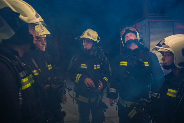 Grupo de bomberos en el departamento de bomberos organizando plan de acción para la ejecución segura - Foto, imagen