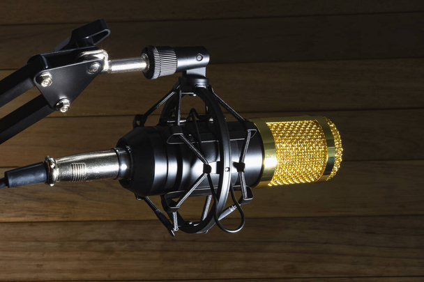 Microfone condensador em um fundo texturizado - Foto, Imagem