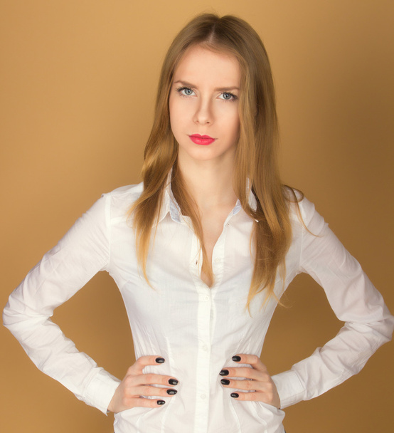 a beautiful young girl in a white shirt - 写真・画像
