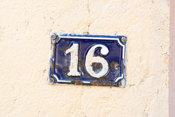 Maison émaillée numéro seize (16) - Photo, image