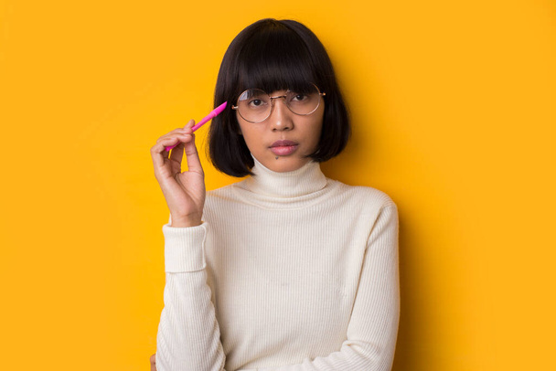 Portré a kocka ázsiai nő lány okos tini szemüveges - Fotó, kép