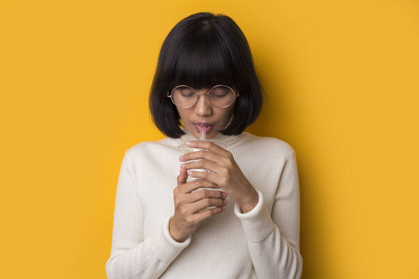 Retrato de nerd mujer asiática chica inteligente adolescente con gafas - Foto, imagen