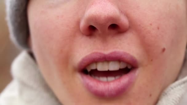 κοντινό πρόσωπο ενός κοριτσιού που μιλάει στο δρόμο, στόμα κοριτσιού - Πλάνα, βίντεο