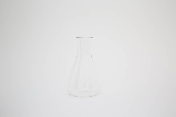 Flacon erlenmeyer en verre de laboratoire scientifique isolé sur fond blanc - Photo, image