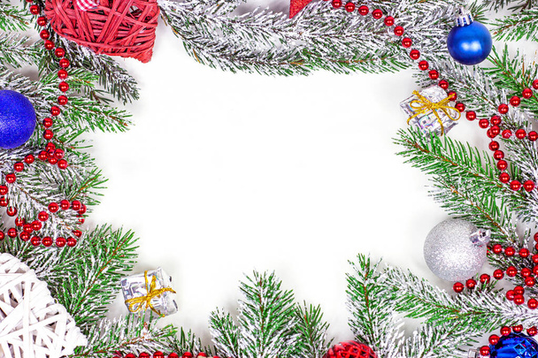 Decoración de Año Nuevo y marco de Navidad con ramas de abeto verde con espacio de copia para tarjetas de invitación de saludo sobre fondo blanco. - Foto, imagen