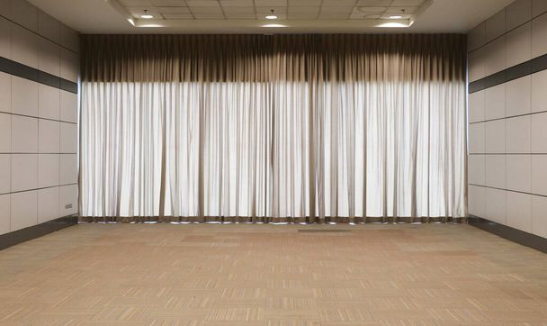 Cortinas castanhas na sala de conferências e parede com o chão é alcatifado com linho marrom claro, limpo e simples - Foto, Imagem