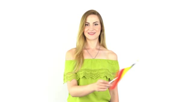  blondi nainen heiluttaa Saksan lippu edessä valkoinen tausta   - Materiaali, video