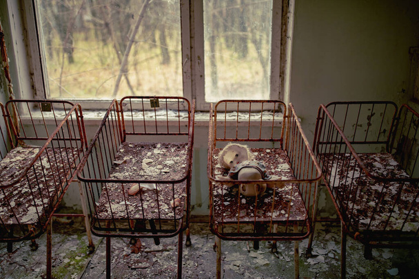 Krippen für Neugeborene. Neugeborenenstation im verlassenen Krankenhaus der Stadt Pripjat, Sperrzone Tschernobyl, Ukraine - Foto, Bild