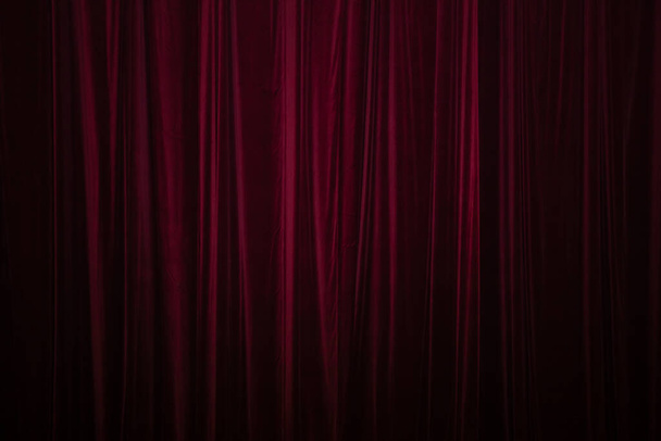 Красный занавес на фоне театра - Фото, изображение