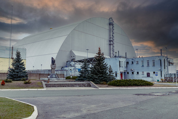Чорнобильська атомна електростанція, арка, новий безпечний конфайнмент, електростанція з повітря, реактор 4, саркофаг, об'єкт Shelter. Україна 2020 - Фото, зображення