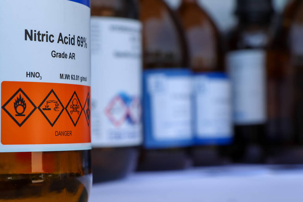 Sustancia química peligrosa del ácido nítrico en fábrica - Foto, imagen