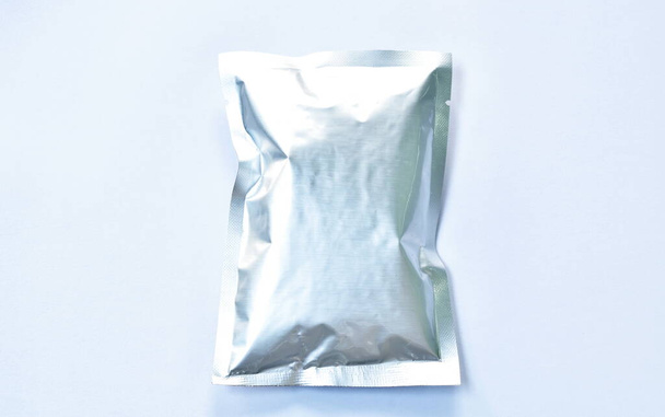 Snack-Paket Alufolie-Attrappe auf weißem Hintergrund - Foto, Bild