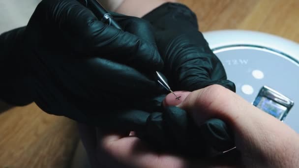Manicure - mestre que desenha umas cruzes com um esmalte de prego preto - Filmagem, Vídeo