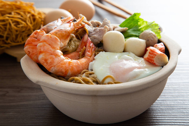 Clay Pot Yee Mee σούπα νουντλ θαλασσινών με αρωματικά μαγειρεμένα συστατικά - Φωτογραφία, εικόνα