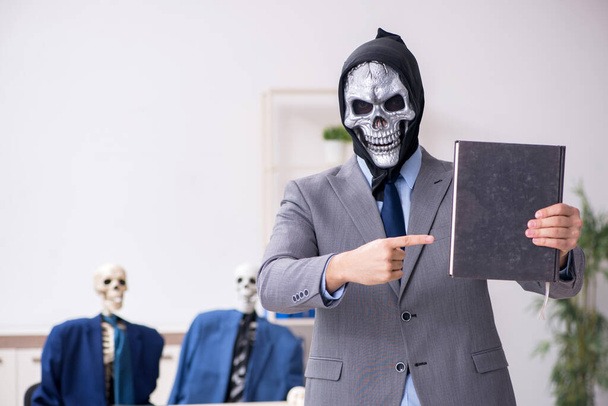 Vicces üzleti találkozó az ördöggel és csontvázakkal - Fotó, kép