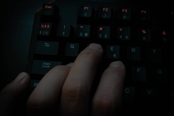 Bilgisayarda oyun oynarken parmaklar modern bir oyun klavyesinde eşek arısı tuşuna basıyor. Kapatın. Yüksek kalite fotoğraf - Fotoğraf, Görsel