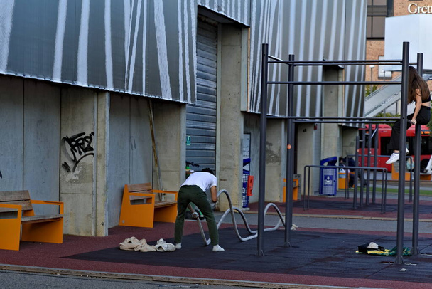 Muž pracuje s provazy ve veřejném cross fitness parku. - Fotografie, Obrázek