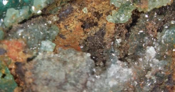Cristalli di adamina provenienti dalla Grecia al microscopio - Filmati, video