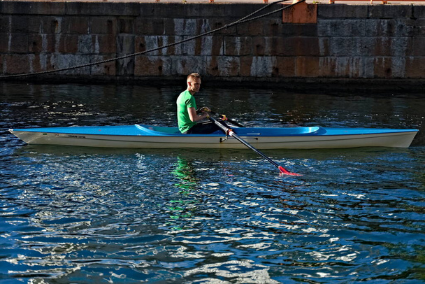ノルウェーのオスロ- 2020年8月29日:オスロの港でフィットネスのためにボートを漕ぐ男. - 写真・画像