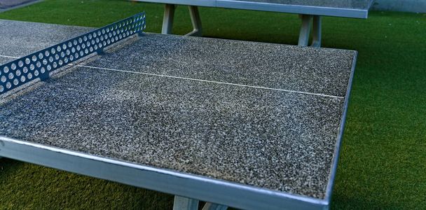 Mesa de ping pong de mármol y acero, en un parque público exterior. - Foto, imagen
