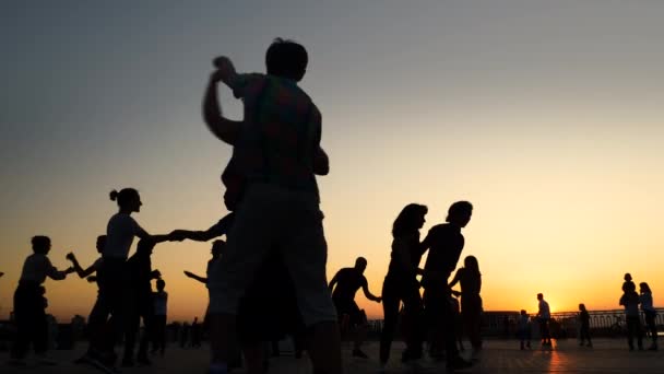 Romantische koppels silhouet dansen tegen de hemel bij zonsondergang - slow motion - Video