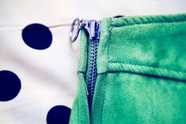 Détails de fermeture éclair sur la jupe. Vêtements de jeunesse pour filles - Photo, image