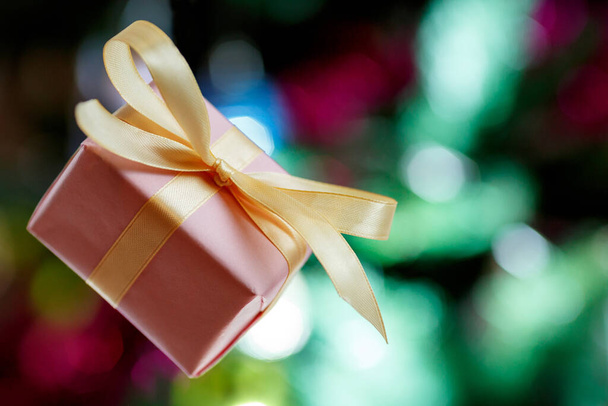 Подарункова коробка на різдвяному тлі з ялинкою
 - Фото, зображення