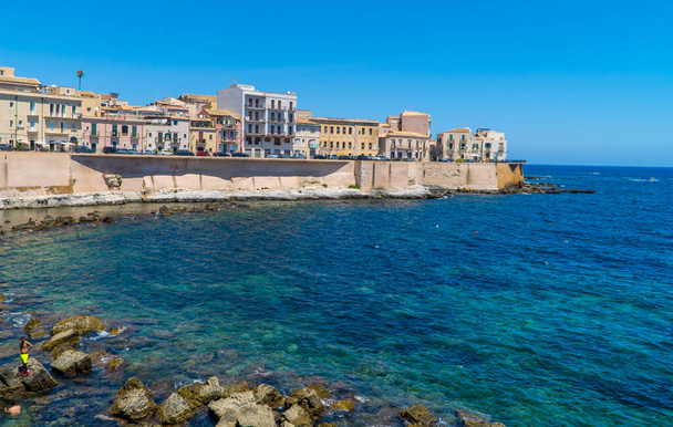 Syracusa, İtalya - 26 Temmuz 2020 - İtalya 'nın Sicilya adasındaki Syracusa kentinin kıyıları - Fotoğraf, Görsel