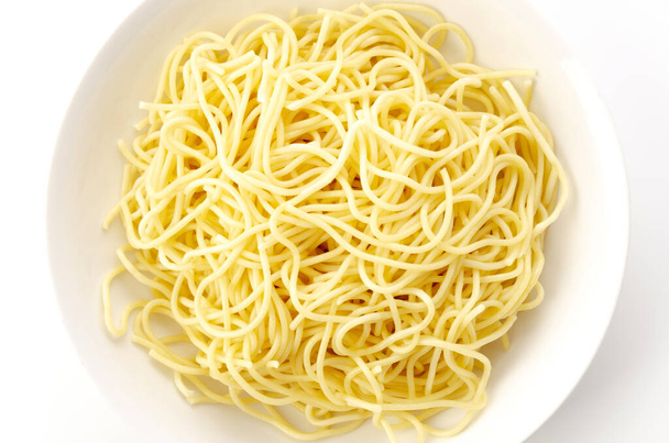 Fideos de espagueti en placa sobre fondo blanco - Foto, imagen