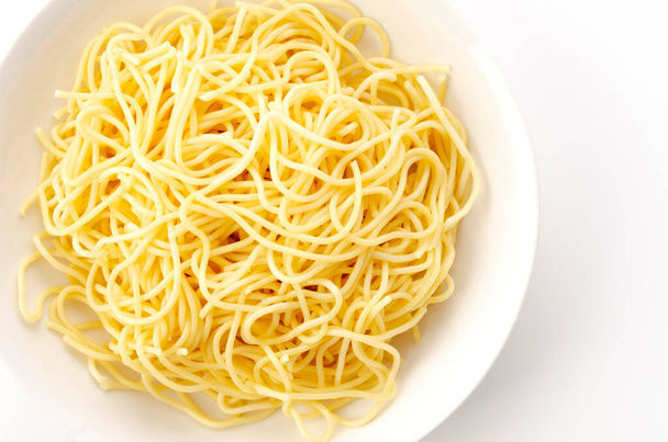 Spaghetti tagliatelle in piatto su sfondo bianco - Foto, immagini