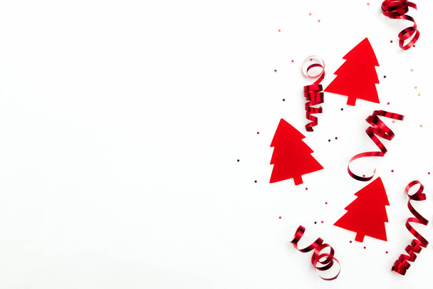 Weihnachtsbäume mit roten Bändern auf weißem Hintergrund - Foto, Bild