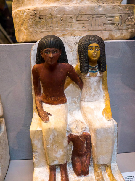 Єгипетська пара з дитячою статуєю. Жодних авторських прав з цією 4000-річною експозицією в єгипетському музеї в Турині Italy.Через свій вік вона класифікується як суспільне надбання відповідно до законодавства ЄС. Експонати в цьому музеї були придбані в Єгипті в 1833 році. - Фото, зображення