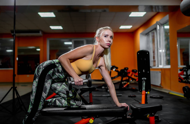 mujer joven haciendo ejercicio en el gimnasio - Foto, imagen