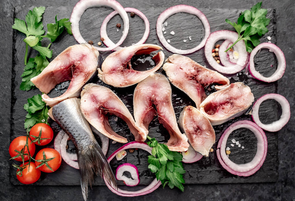 krájené čerstvé syrové ryby s kořením a bylinkami na stole  - Fotografie, Obrázek