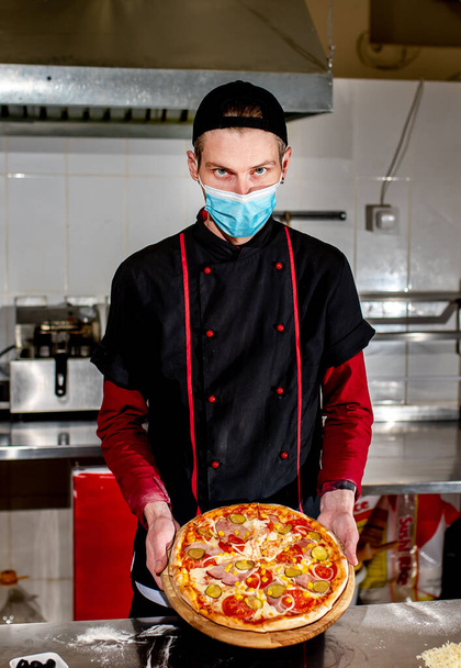 шеф-кухар в уніформі готує з кухнею в ресторані
 - Фото, зображення