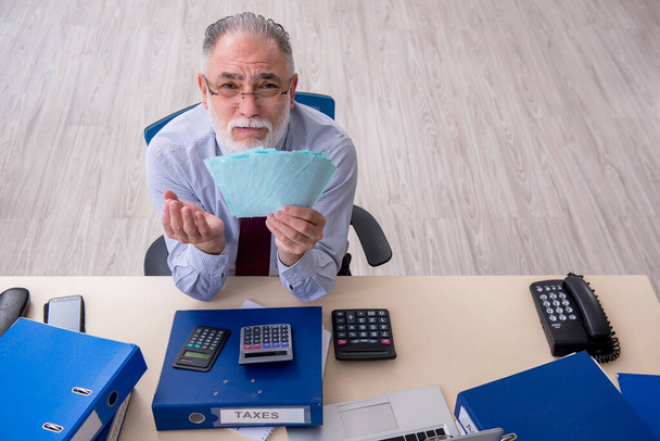 Старый бухгалтер-мужчина в концепции бюджетного планирования в офисе - Фото, изображение
