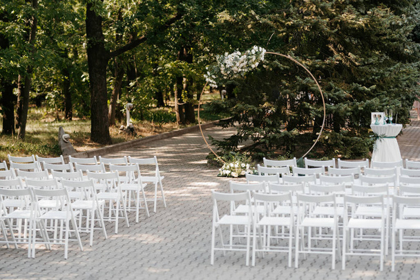 área de ceremonia de boda con un arco circular decorado con flores - Foto, imagen