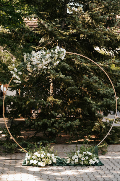 obszar ceremonii ślubnej z okrągłym łukiem ozdobionym kwiatami - Zdjęcie, obraz