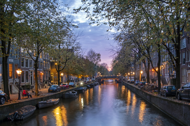 Cityscenic en el Keizersgracht en Amsterdam los Países Bajos por la noche - Foto, imagen
