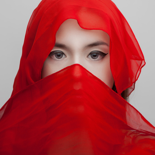 Πορτραίτο κοριτσιού με κόκκινο χρώμα - Φωτογραφία, εικόνα