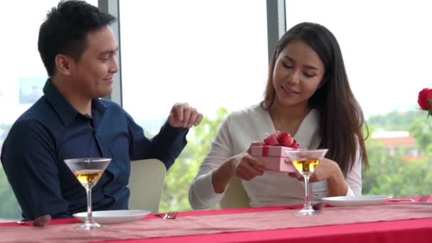 Романтична пара дарує подарунок коханцеві в ресторані
 - Кадри, відео