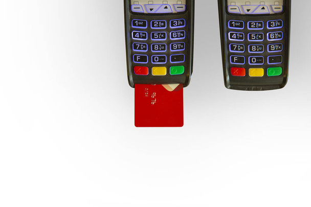 孤立した白い背景にクレジットカードのマシンとクレジットカードのトップ表示 - 写真・画像