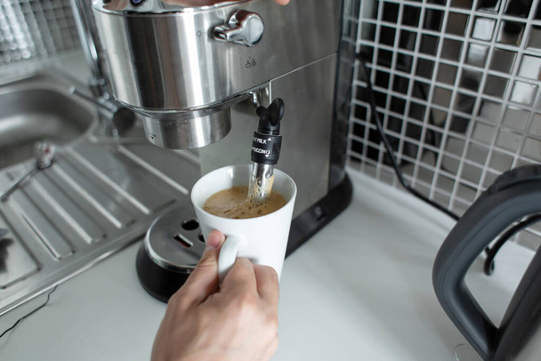Guy prepare delicious aromatic coffee in a coffee machine. A simple way to make coffee. - Φωτογραφία, εικόνα