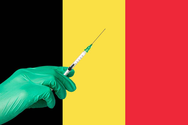 Corona-Impfung vor einer belgischen Flagge. - Foto, Bild