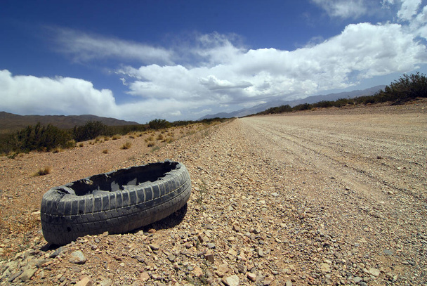 carreteras sin pavimentar o carreteras de tierra, tráfico y transporte en el campo - Foto, imagen