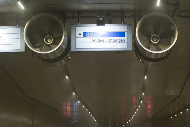 luchtventilatie in een autotunnel, wegverkeer en vervoer - Foto, afbeelding