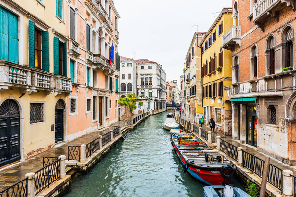 Венеция, Италия - 23 сентября 2019 года: Венецианский канал и традиционный красочный вид на венецианские дома. Классический Венецианский горизонт. Вениче, Италия. - Фото, изображение